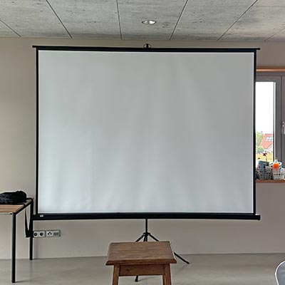 Beamer und Leinwand sind für Ihre Veranstaltung vorhanden